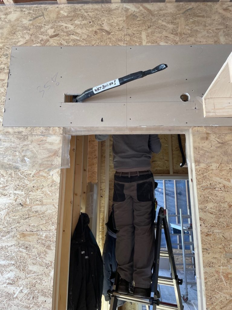 aansluiting airco boven deur